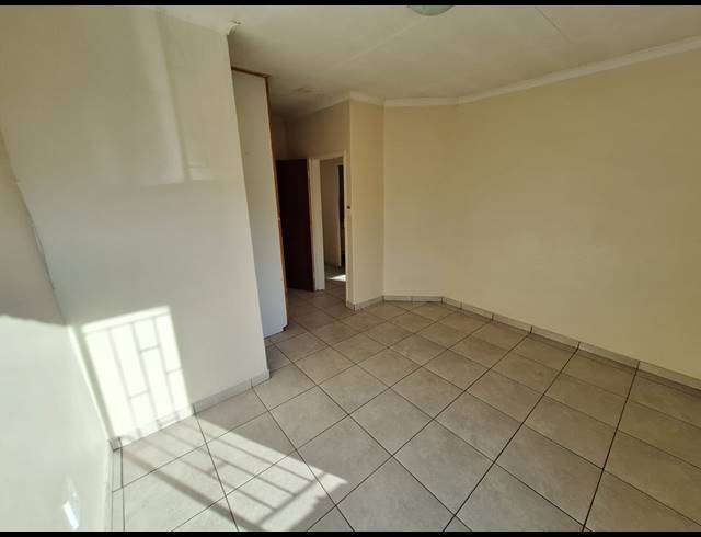3 BEDROOM TOWNHOUSE FOR SALE IN VANDERBIJLPARK SE 3